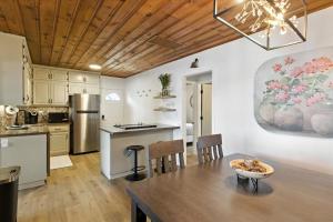 Η κουζίνα ή μικρή κουζίνα στο Lakefront Home at the 10mm with Dock Slip & Bar