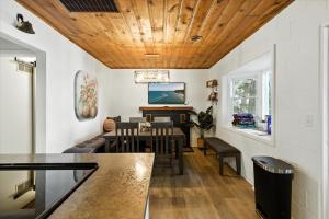 Μια τηλεόραση ή/και κέντρο ψυχαγωγίας στο Lakefront Home at the 10mm with Dock Slip & Bar +48 φωτογραφίες