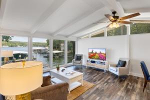 Gallery image of Private Dock & Fireplace Steps from Osage Beach in Camdenton +63 photos