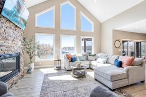 Posezení v ubytování Luxury Home on Cove with Boat Slips, Waterslides, and Jump Deck