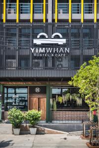 un edificio con un cartel que lee el museo de minivan y el café en Yimwhan Hostel & Cafe Ayutthaya, en Phra Nakhon Si Ayutthaya