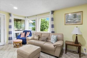 Χώρος καθιστικού στο Lakefront Escape, Sunrise Views, Boat Slip & Community Dock Access