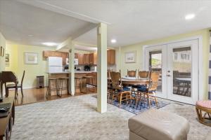 Η κουζίνα ή μικρή κουζίνα στο Lakefront Escape, Sunrise Views, Boat Slip & Community Dock Access