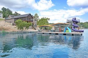Bazén v ubytování Luxury Home on Cove with Boat Slips, Waterslides, and Jump Deck nebo v jeho okolí