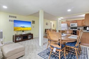 Η κουζίνα ή μικρή κουζίνα στο Lakefront Escape, Sunrise Views, Boat Slip & Community Dock Access