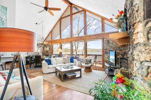 ein Wohnzimmer mit einer Steinmauer in der Unterkunft Woodmont Point - Wooded Private Lakefront Retreat with Deep Cove Dock and Great Swimming! in Purvis