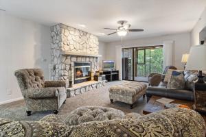 Posezení v ubytování LazyDays Pet-Friendly Condo w/ Pool & Slip at 3M