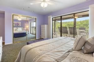 Postel nebo postele na pokoji v ubytování LazyDays Pet-Friendly Condo w/ Pool & Slip at 3M + 65 fotografií