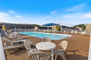 Bazén v ubytování LazyDays Pet-Friendly Condo w/ Pool & Slip at 3M nebo v jeho okolí