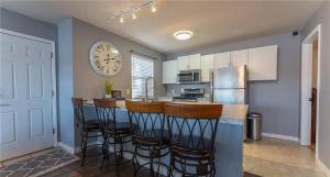 Kuchyň nebo kuchyňský kout v ubytování Lakeview Condo, Boat & PWC Slips, Pool, Tennis, Family Friendly