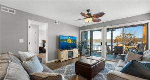 TV a/nebo společenská místnost v ubytování Lakeview Condo, Boat & PWC Slips, Pool, Tennis, Family Friendly