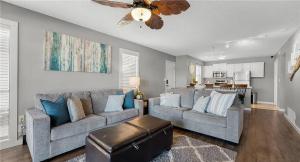 Posezení v ubytování Lakeview Condo, Boat & PWC Slips, Pool, Tennis, Family Friendly