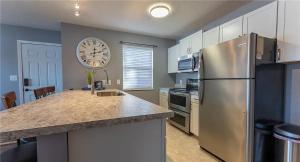 Kuchyň nebo kuchyňský kout v ubytování Lakeview Condo, Boat & PWC Slips, Pool, Tennis, Family Friendly + 12 fotografií