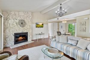 TV a/nebo společenská místnost v ubytování Perfect Resort Retreat Close to Everything