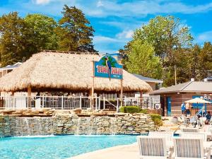 Bazén v ubytování Perfect Resort Retreat Close to Everything nebo v jeho okolí