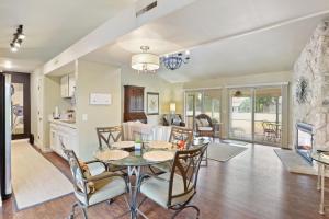 Posezení v ubytování Perfect Resort Retreat Close to Everything