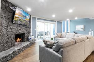 Χώρος καθιστικού στο Our Cove Retreat - Perfect for Wave-Free Swimming, Tanning & Prime Location Fun!