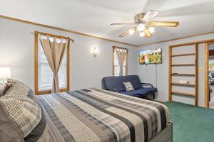 Postel nebo postele na pokoji v ubytování Stunning Lake View On A Nice & Quiet Relaxing Home