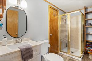 Koupelna v ubytování Stunning Lake View On A Nice & Quiet Relaxing Home + 46 fotografií