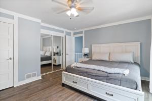 Postel nebo postele na pokoji v ubytování Our Cove Retreat - Perfect for Wave-Free Swimming, Tanning & Prime Location Fun!