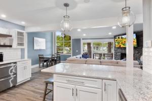 Kuchyň nebo kuchyňský kout v ubytování Our Cove Retreat - Perfect for Wave-Free Swimming, Tanning & Prime Location Fun!