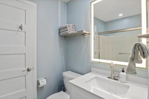 Koupelna v ubytování Our Cove Retreat - Perfect for Wave-Free Swimming, Tanning & Prime Location Fun! + 25 fotografií