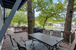 Bazén v ubytování Our Cove Retreat - Perfect for Wave-Free Swimming, Tanning & Prime Location Fun! nebo v jeho okolí