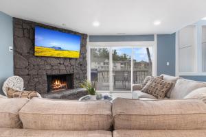 TV a/nebo společenská místnost v ubytování Our Cove Retreat - Perfect for Wave-Free Swimming, Tanning & Prime Location Fun!