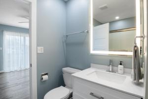 Koupelna v ubytování Our Cove Retreat - Perfect for Wave-Free Swimming, Tanning & Prime Location Fun! + 33 fotografií