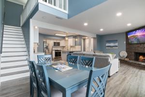 Kuchyň nebo kuchyňský kout v ubytování Our Cove Retreat - Perfect for Wave-Free Swimming, Tanning & Prime Location Fun!