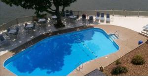 Bazén v ubytování Lake Views, Lakefront Pool, Great Location! nebo v jeho okolí