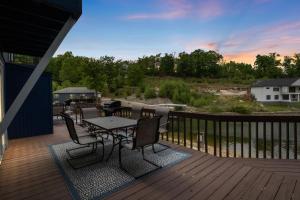 Balkón nebo terasa v ubytování Our Cove Retreat - Perfect for Wave-Free Swimming, Tanning & Prime Location Fun!