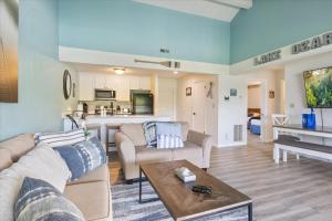 Kuchyň nebo kuchyňský kout v ubytování Lake Views, Lakefront Pool, Great Location!