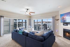 Posezení v ubytování Serene Lake View and Easy Access to Local Delights