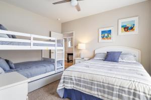 Postel nebo postele na pokoji v ubytování Serene Lake View and Easy Access to Local Delights + 58 fotografií