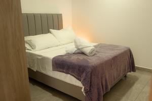 Ένα ή περισσότερα κρεβάτια σε δωμάτιο στο Frente al mall Viva Envigado, AC, moderno