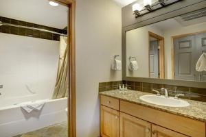 Koupelna v ubytování Enchanting Mountain Condo managed by Little Sister Getaways + 14 fotografií