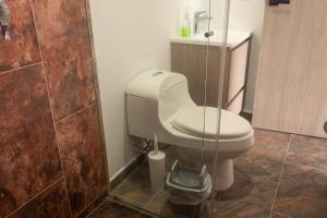 Ένα μπάνιο στο Frente al mall Viva Envigado, AC, moderno +14 φωτογραφίες