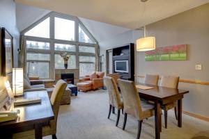 Posezení v ubytování Enchanting Mountain Condo managed by Little Sister Getaways