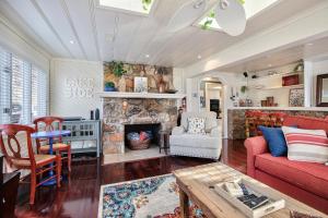 Χώρος καθιστικού στο Lakefront Oasis with Skylights & Covered Boat Slip For Extra Adventure