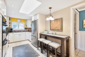 Η κουζίνα ή μικρή κουζίνα στο Lakefront Oasis with Skylights & Covered Boat Slip For Extra Adventure +82 φωτογραφίες