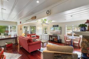 Χώρος καθιστικού στο Lakefront Oasis with Skylights & Covered Boat Slip For Extra Adventure