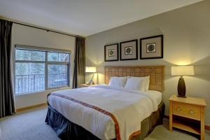 Postel nebo postele na pokoji v ubytování Enchanting Mountain Condo managed by Little Sister Getaways