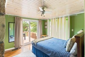 een slaapkamer met een bed en een plafondventilator bij Lakefront Oasis with Skylights & Covered Boat Slip For Extra Adventure in Laguna Beach