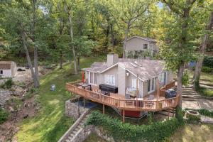 een luchtzicht op een huis met een groot terras bij Lakefront Oasis with Skylights & Covered Boat Slip For Extra Adventure in Laguna Beach