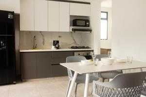 Η κουζίνα ή μικρή κουζίνα στο Frente al mall Viva Envigado, AC, moderno