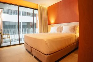 A bed or beds in a room at Zapadilly Tree Hotel