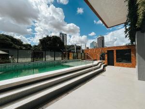 ベレンにあるStudio 905 - COP30 Belém PAの建物の屋上にあるプール