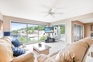 TV a/nebo společenská místnost v ubytování Ten Minutes to "The Strip" - Amazing Lake Views