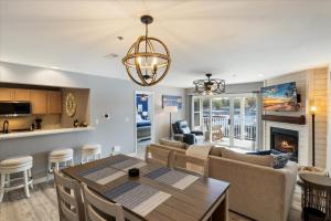 Kuchyň nebo kuchyňský kout v ubytování Newly Updated, Amazing Views, Boat Slip & Heated Pool